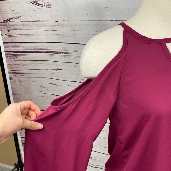 Francescas‎ Maroon Cold Shoulder Top - Picture 3 of 9